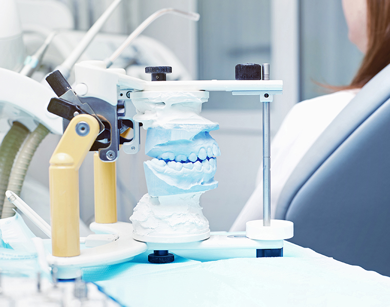 八千代緑が丘駅より徒歩1分の歯医者、公園都市プラザわかば歯科の入れ歯（義歯）治療