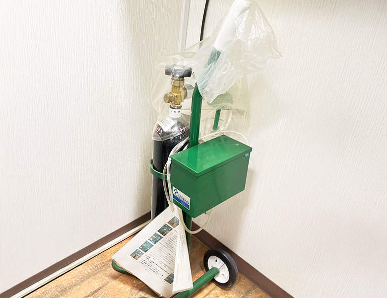 八千代緑が丘駅より徒歩1分の歯医者、公園都市プラザわかば歯科の酸素ボンベ