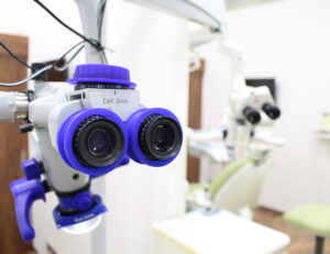 八千代市（八千代緑が丘）の歯医者、公園都市プラザわかば歯科で、なぜ歯の根の治療は長引くのか？半年以上終わらない「痛み」と「通院」を終わらせる精密根管治療について解説