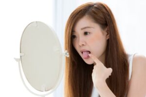 八千代市（八千代緑が丘）の歯医者、公園都市プラザわかば歯科で、【更年期とお口のトラブル】歯茎の腫れ・口の乾き・ベタつき…女性ホルモンが歯を失う原因について解説